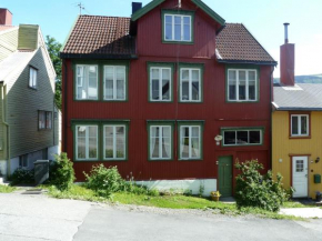 Отель Red Old House Tromsø Apartment, Тро́мсё